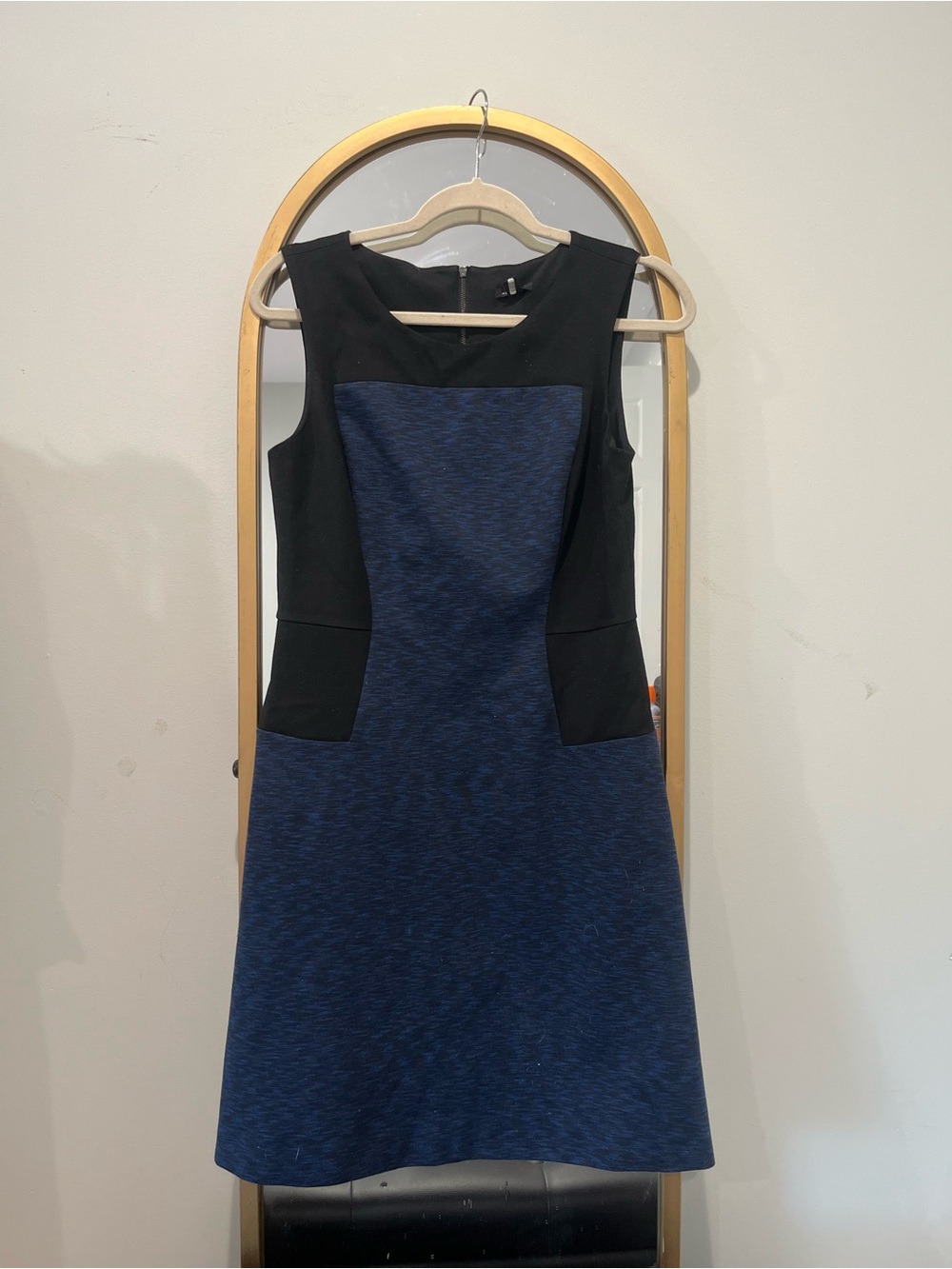 Gently Loved Ann Taylor Navy and Black Sleeveless Dress (size 6)
